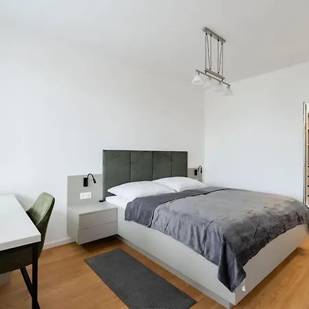 Brand New Modern - Workspace Balcony & Parking Apartment Pressburg